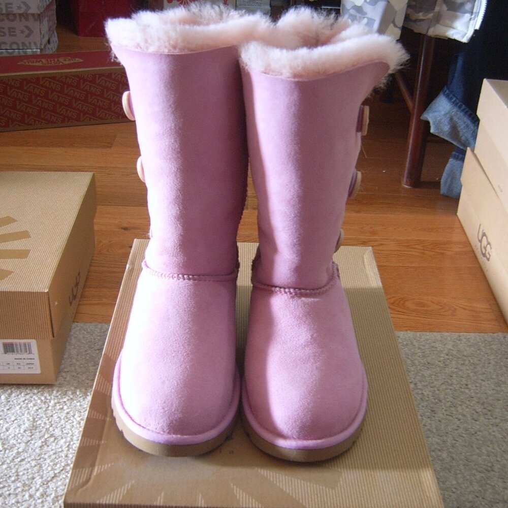 New w/Box UGG Kids (Girls) Bailey Button Boots sz 3 (also fits women sz 4 or 5)